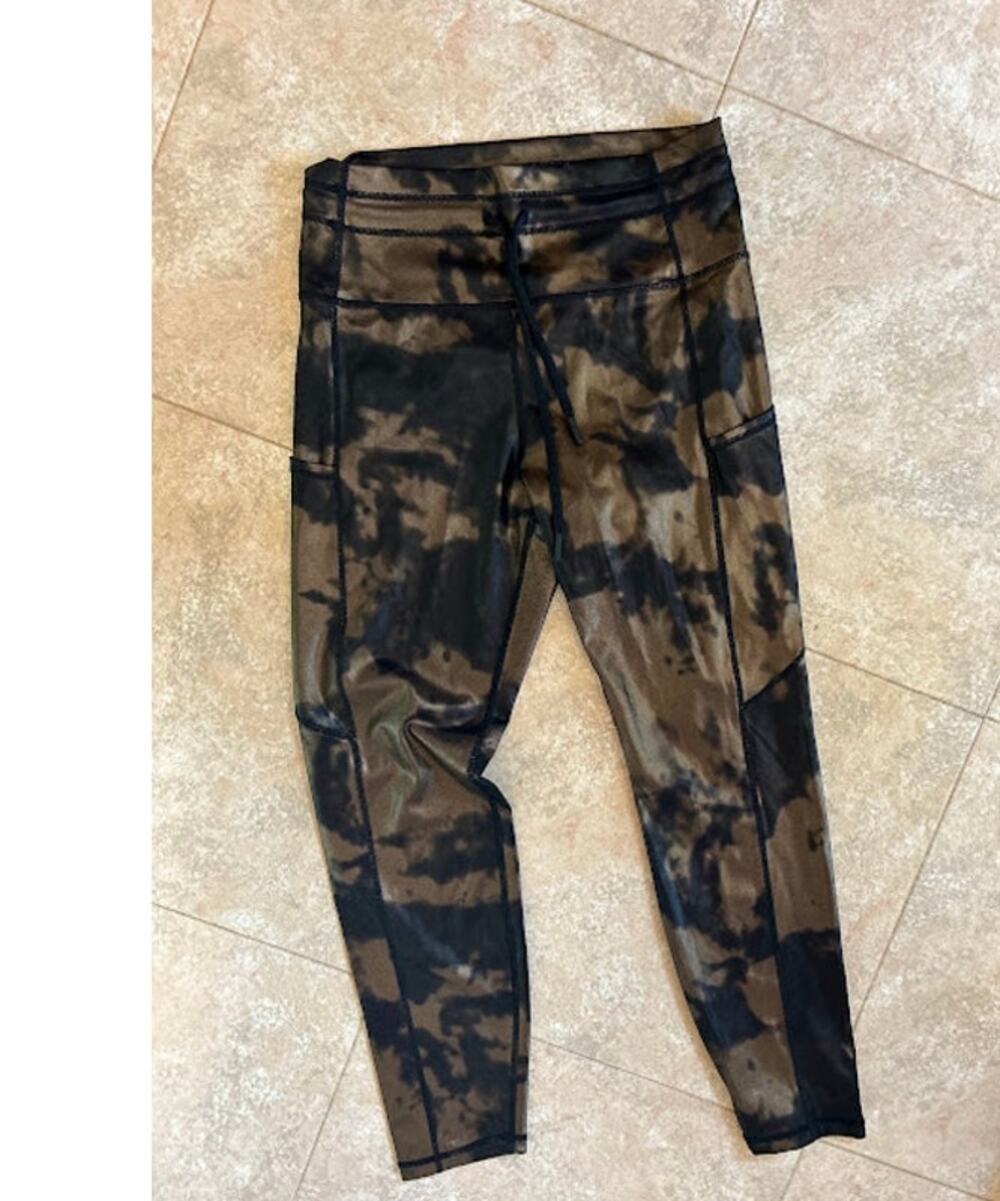 Workout wear, Zyia Gold & Black Metallic Capri Leggings - Size 6-8